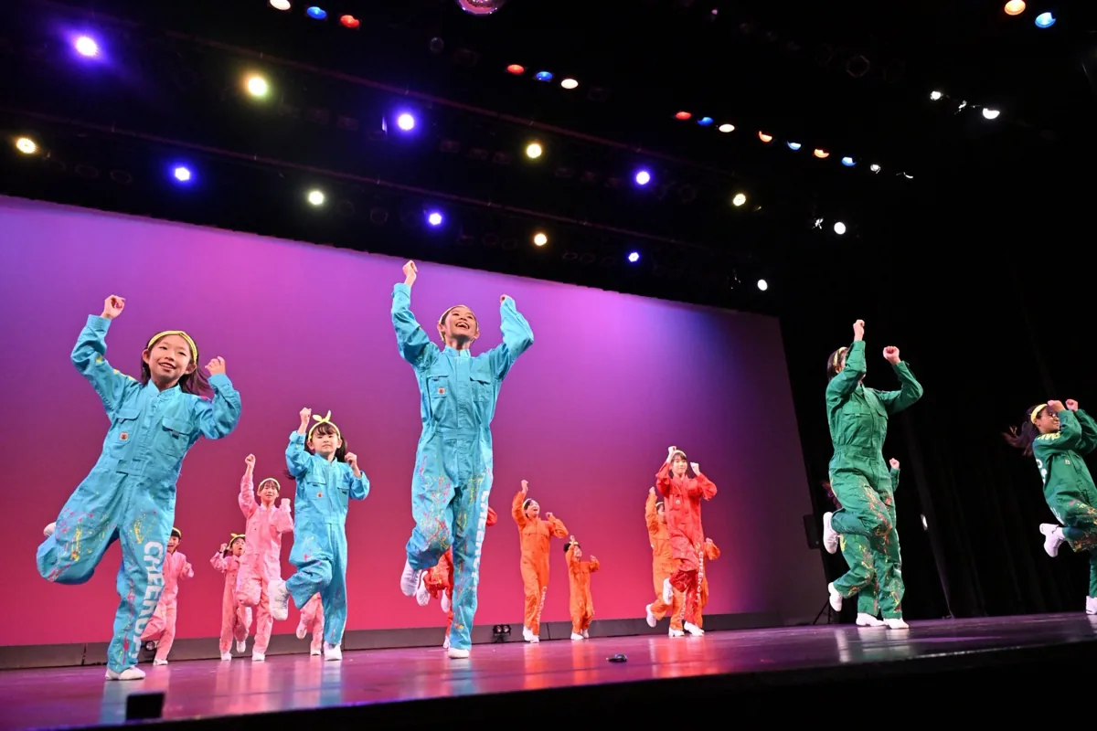 カラフルな衣装で踊るジャンカニのステージ