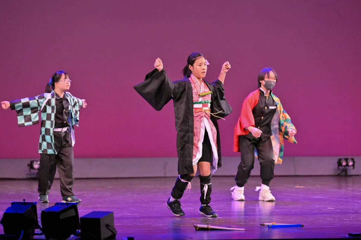 和柄の衣装で踊るジャンカニのステージ